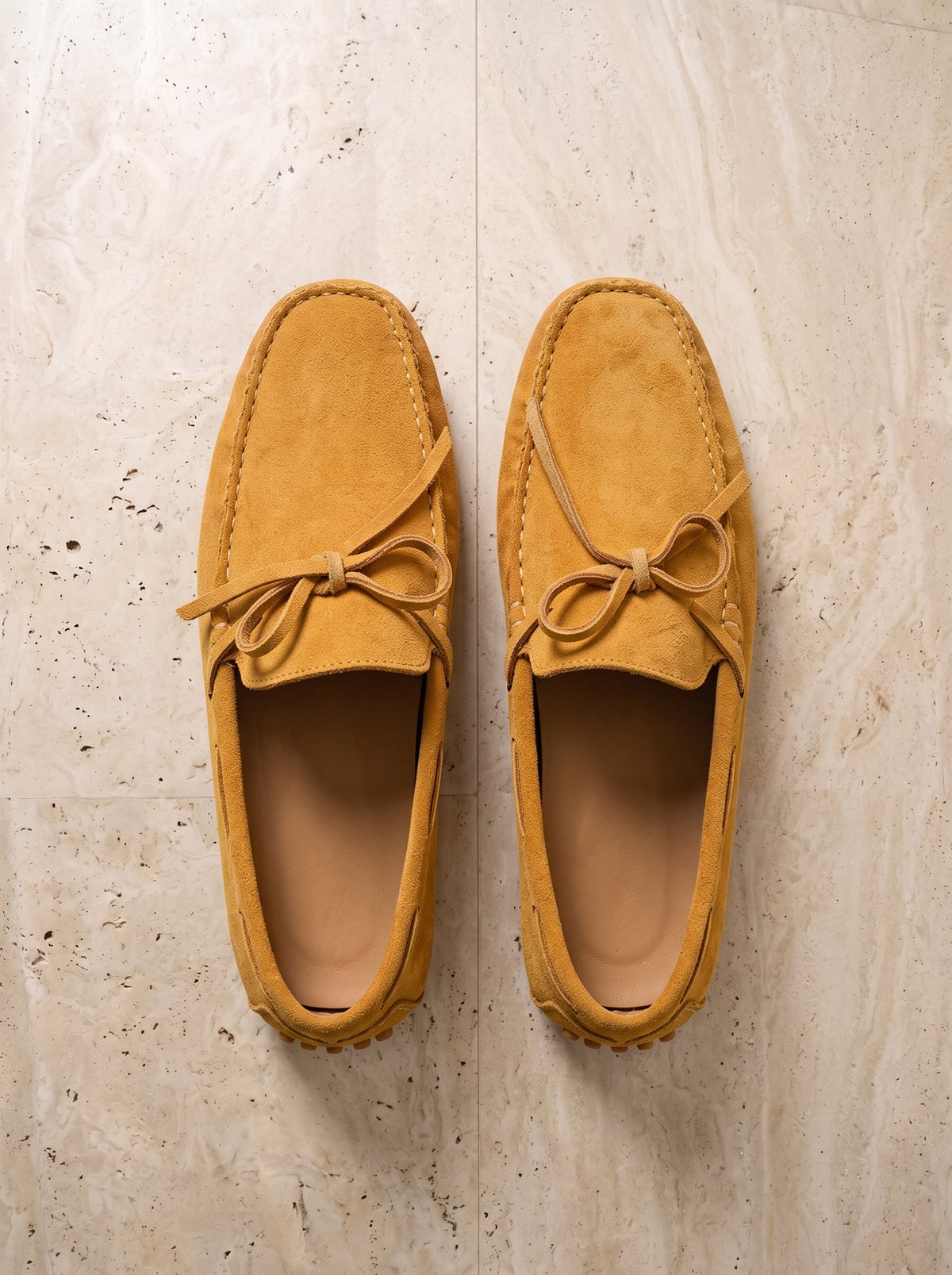 Caramelo | Mocassim driver de camurça com laço Viareggio caramelo – par visto de cima