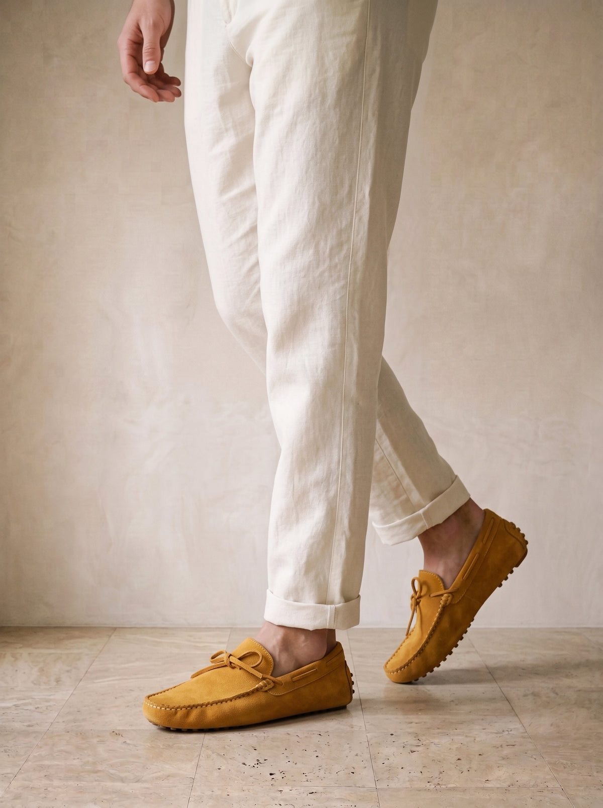 Caramelo | Mocassim driver de camurça com laço Viareggio caramelo – nos pés, caminhando