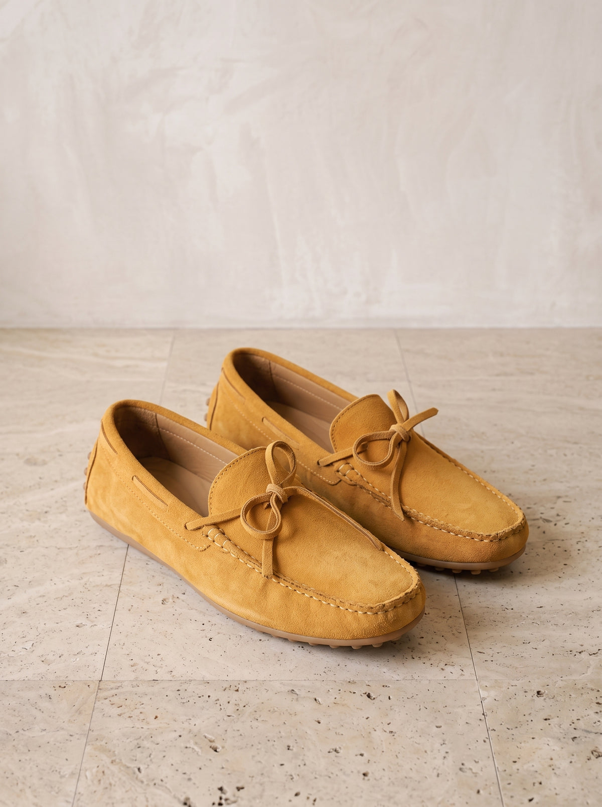 Caramelo | Mocassim driver de camurça com laço Viareggio caramelo – par em ângulo, vista três quartos
