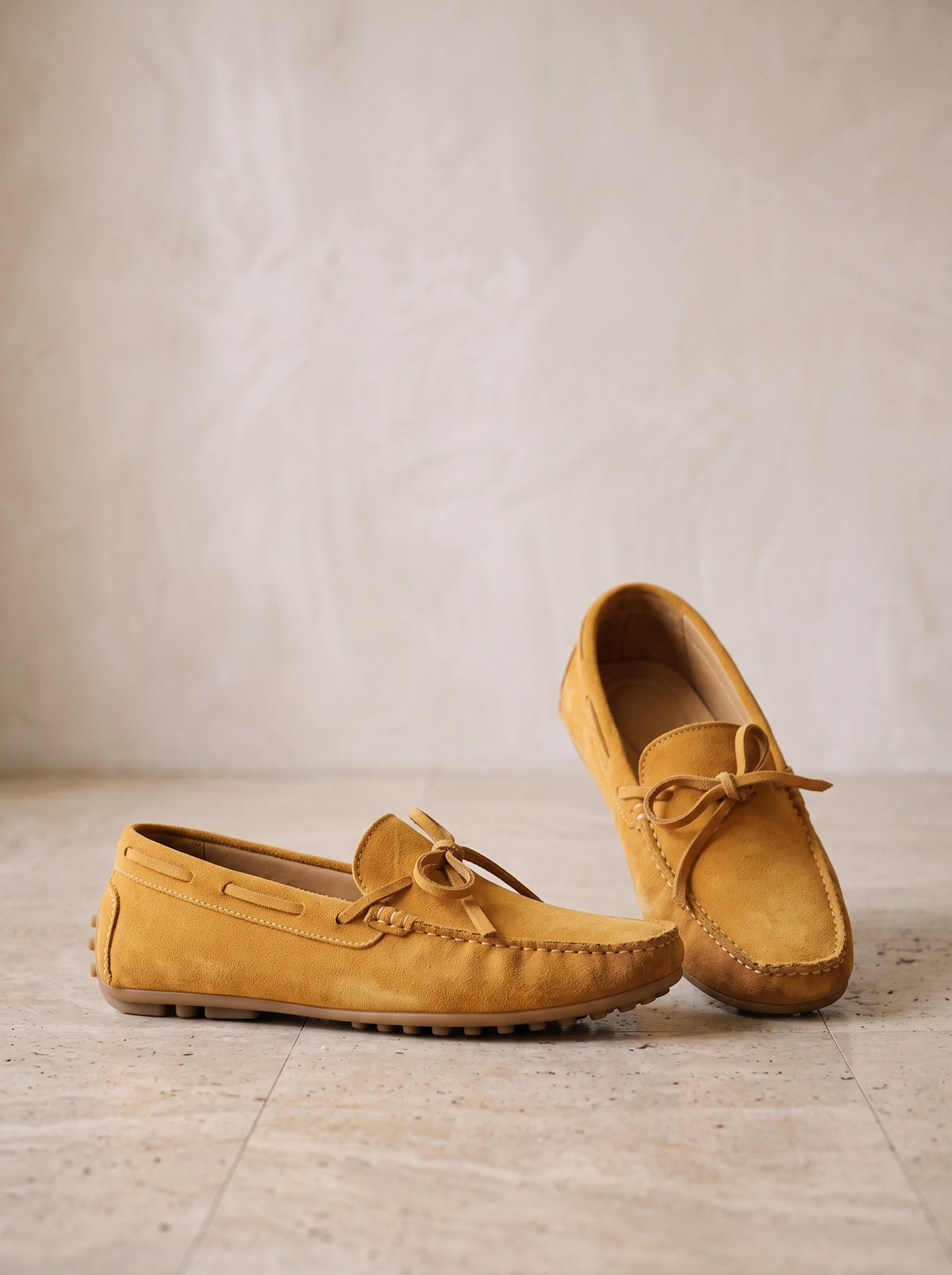 Caramelo | Mocassim driver de camurça com laço Viareggio caramelo – par de lado, foto de produto