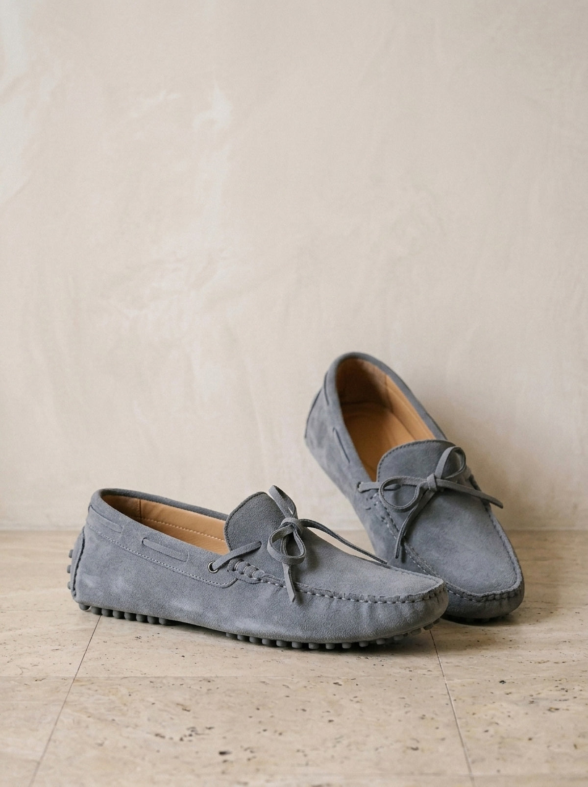 Cinza | Mocassim driver de camurça com laço Viareggio cinza – par de lado, foto de produto