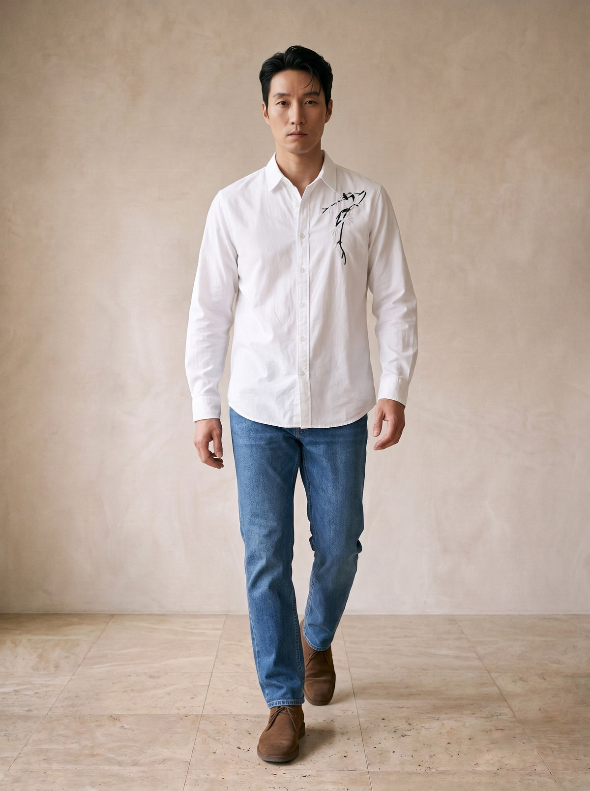 Branco | Camisa com bordado de bambu Vichy branco – corpo inteiro, modelo caminhando