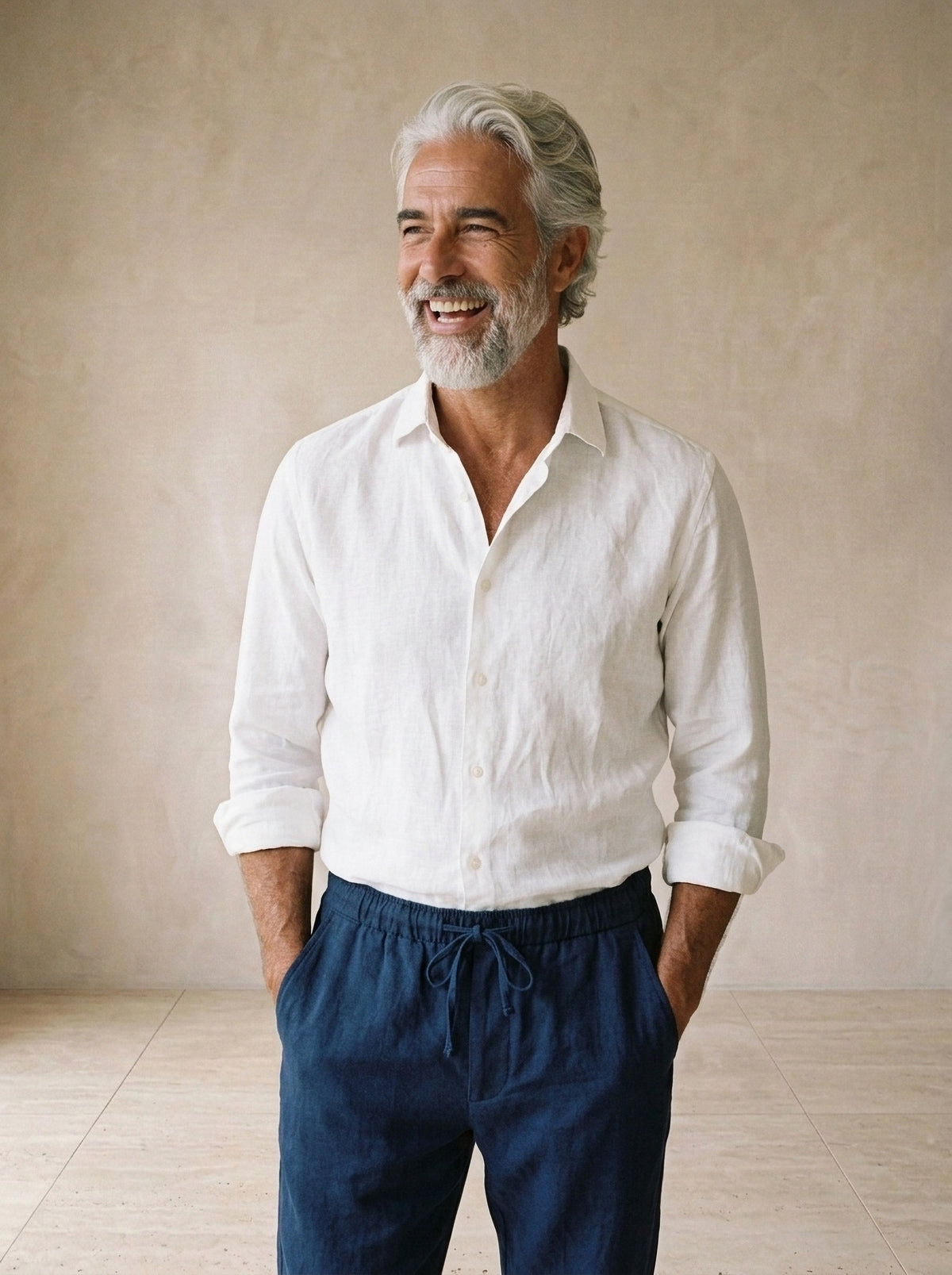 Azul-marinho | Calça de linho Viena azul-marinho – modelo sorrindo, recorte médio