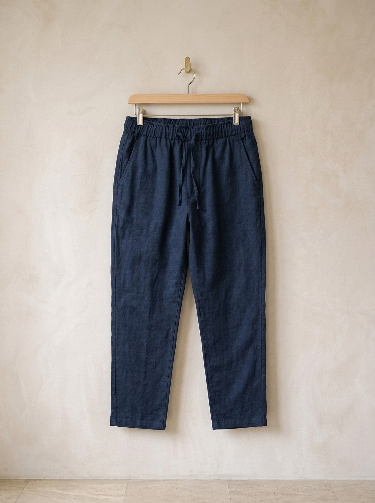Azul-marinho | Calça de linho Viena azul-marinho – peça sozinha, no cabide de madeira