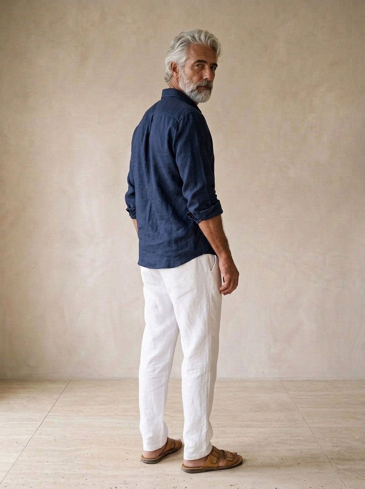 Branco | Calça de linho Viena branco – costas, olhando por cima do ombro