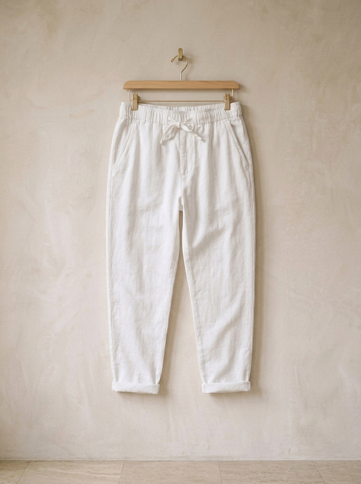 Branco | Calça de linho Viena branco – peça sozinha, no cabide de madeira