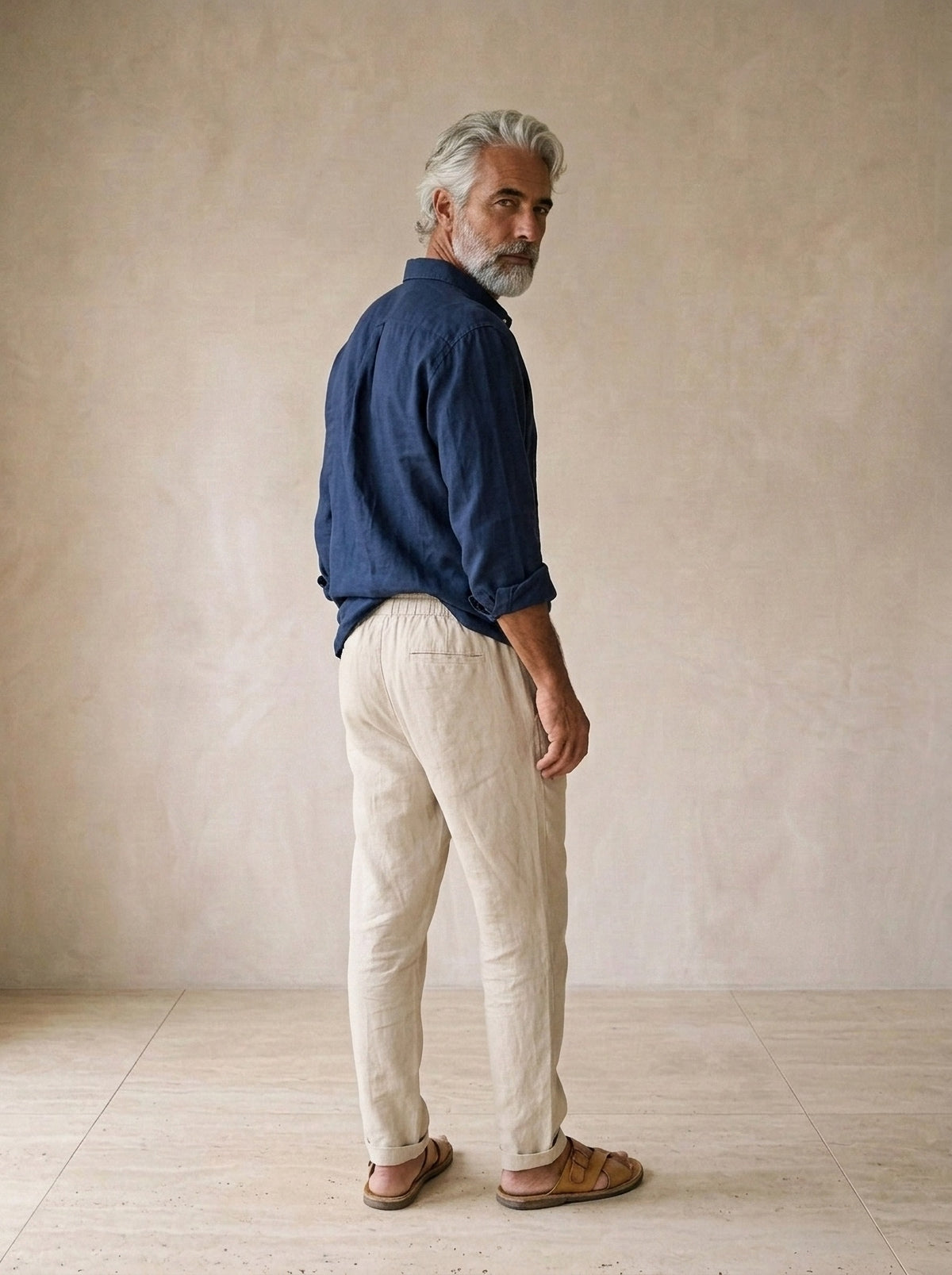 Caqui | Calça de linho Viena caqui – costas, olhando por cima do ombro
