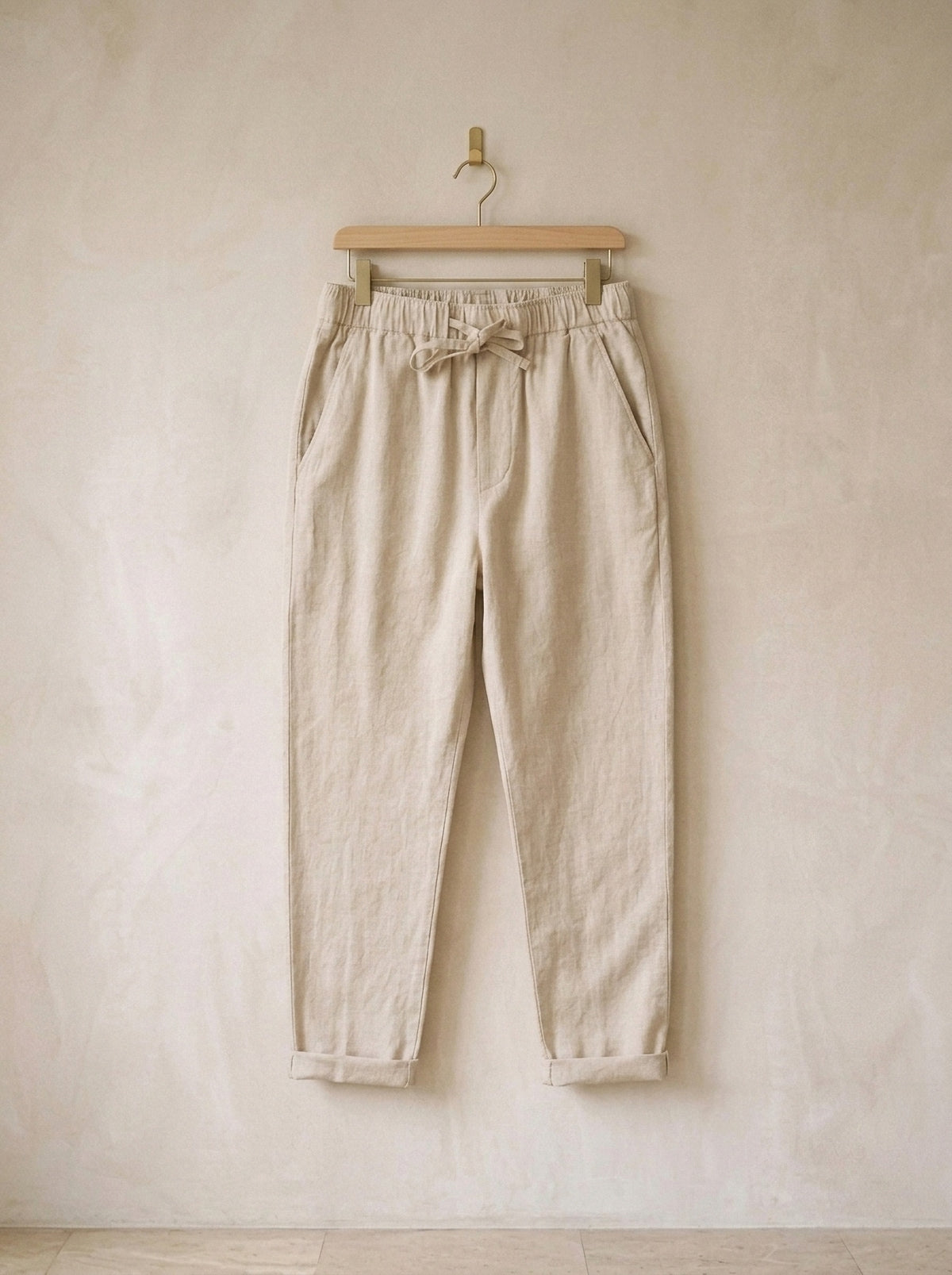 Caqui | Calça de linho Viena caqui – peça sozinha, no cabide de madeira
