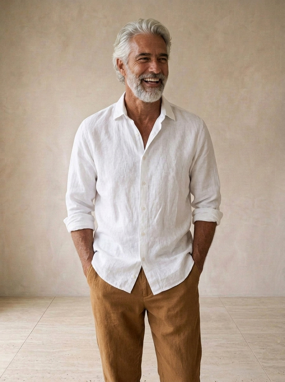 Caqui-escuro | Calça de linho Viena caqui-escuro – modelo sorrindo, recorte médio