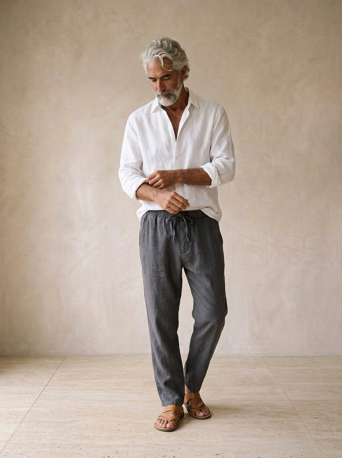 Cinza | Calça de linho Viena cinza – modelo ajustando a cintura