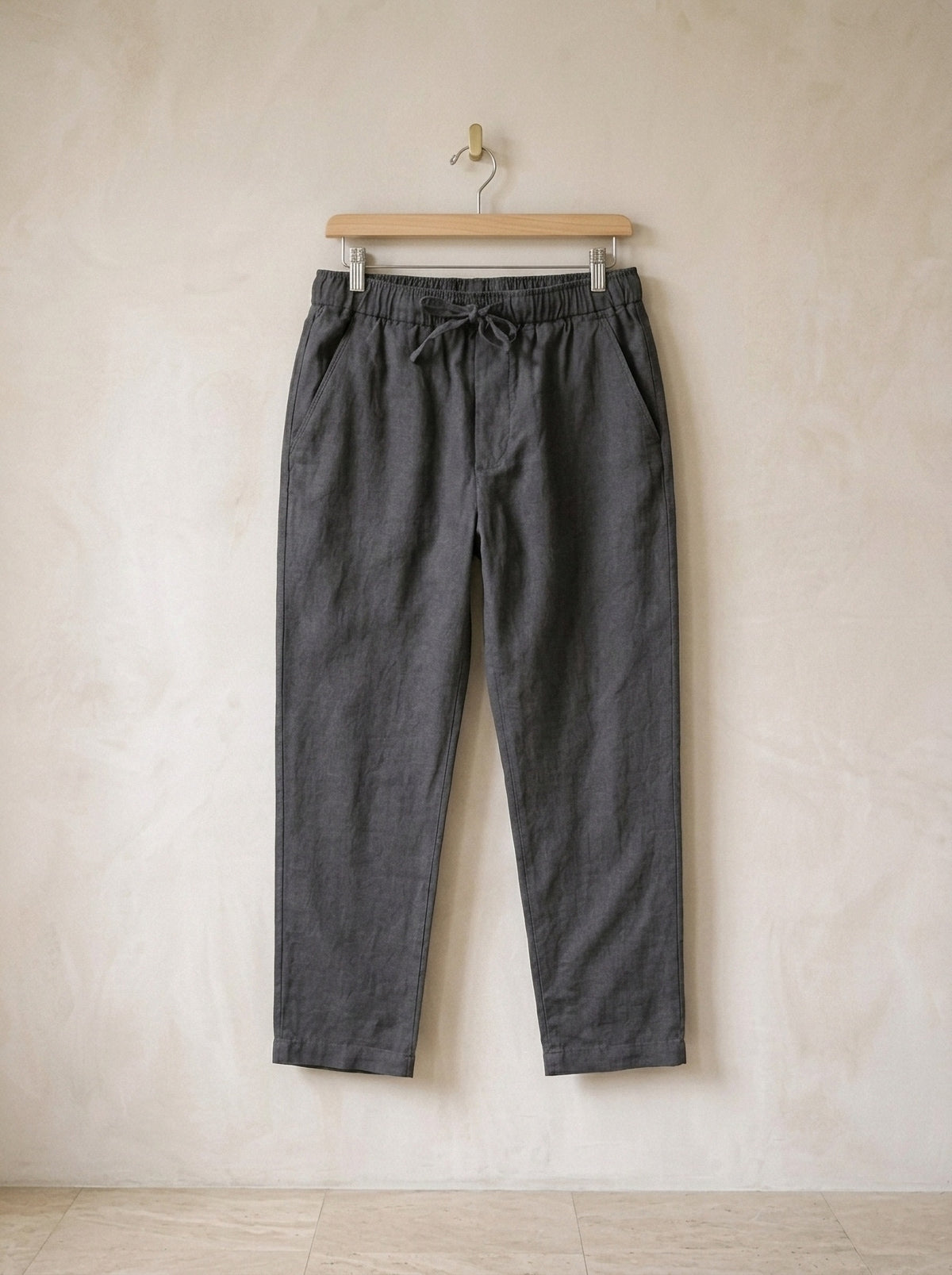 Cinza | Calça de linho Viena cinza – peça sozinha, no cabide de madeira