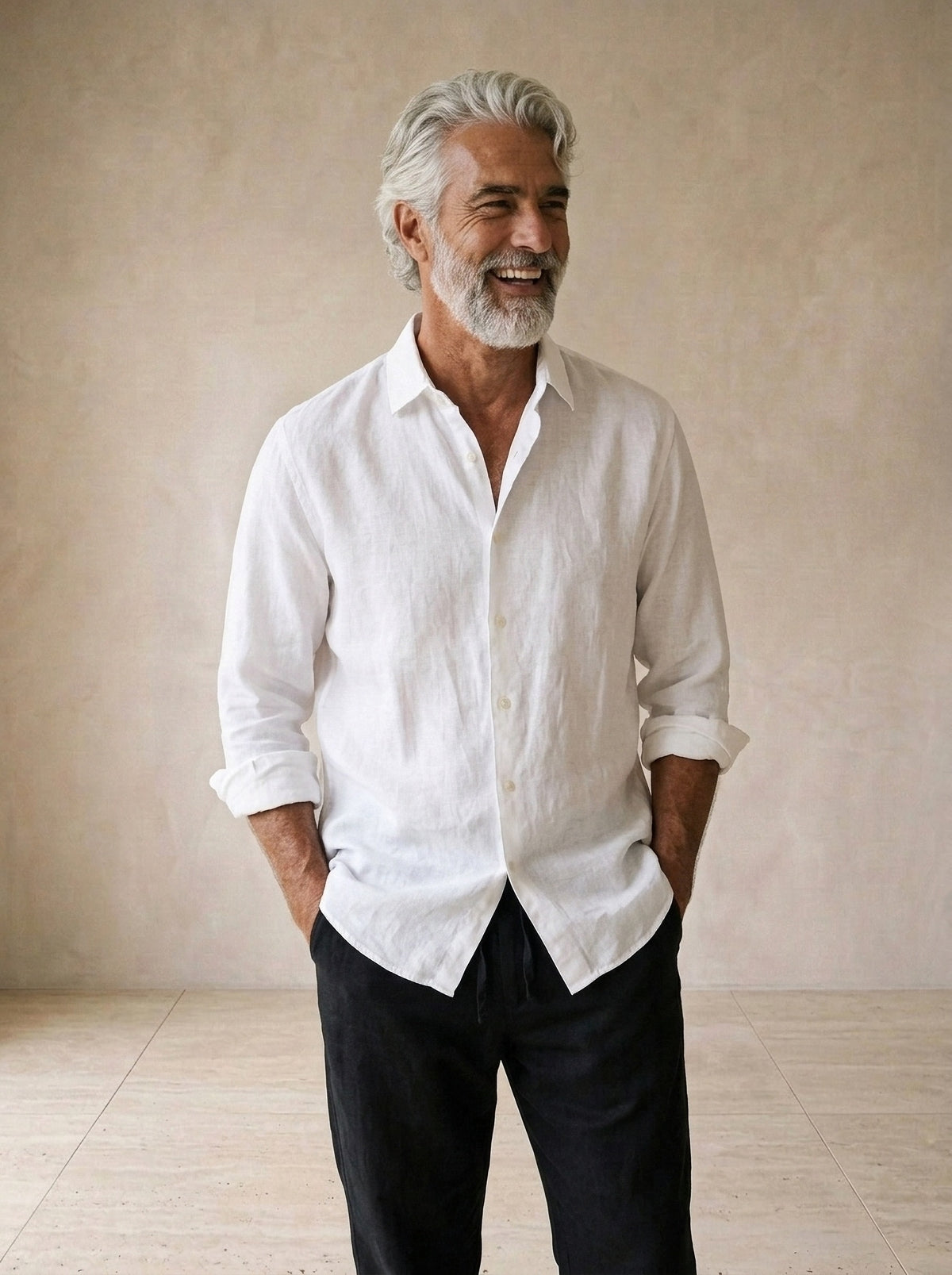 Preto | Calça de linho Viena preto – modelo sorrindo, recorte médio