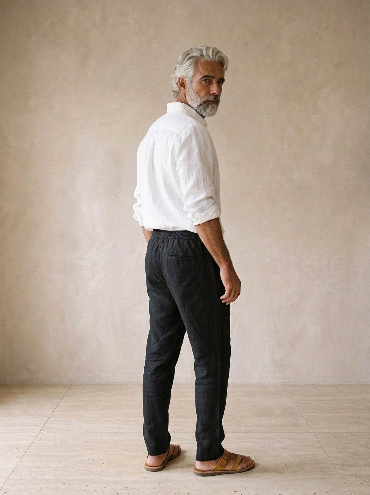 Preto | Calça de linho Viena preto – costas, olhando por cima do ombro