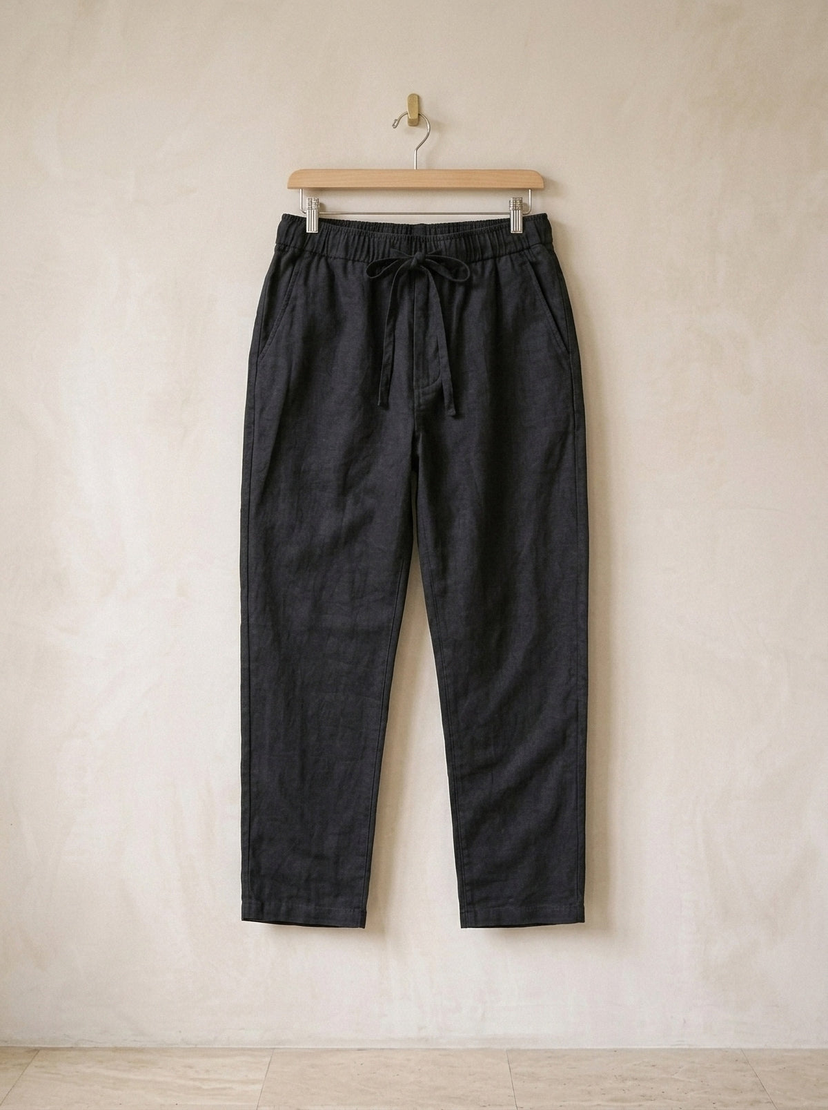 Preto | Calça de linho Viena preto – peça sozinha, no cabide de madeira