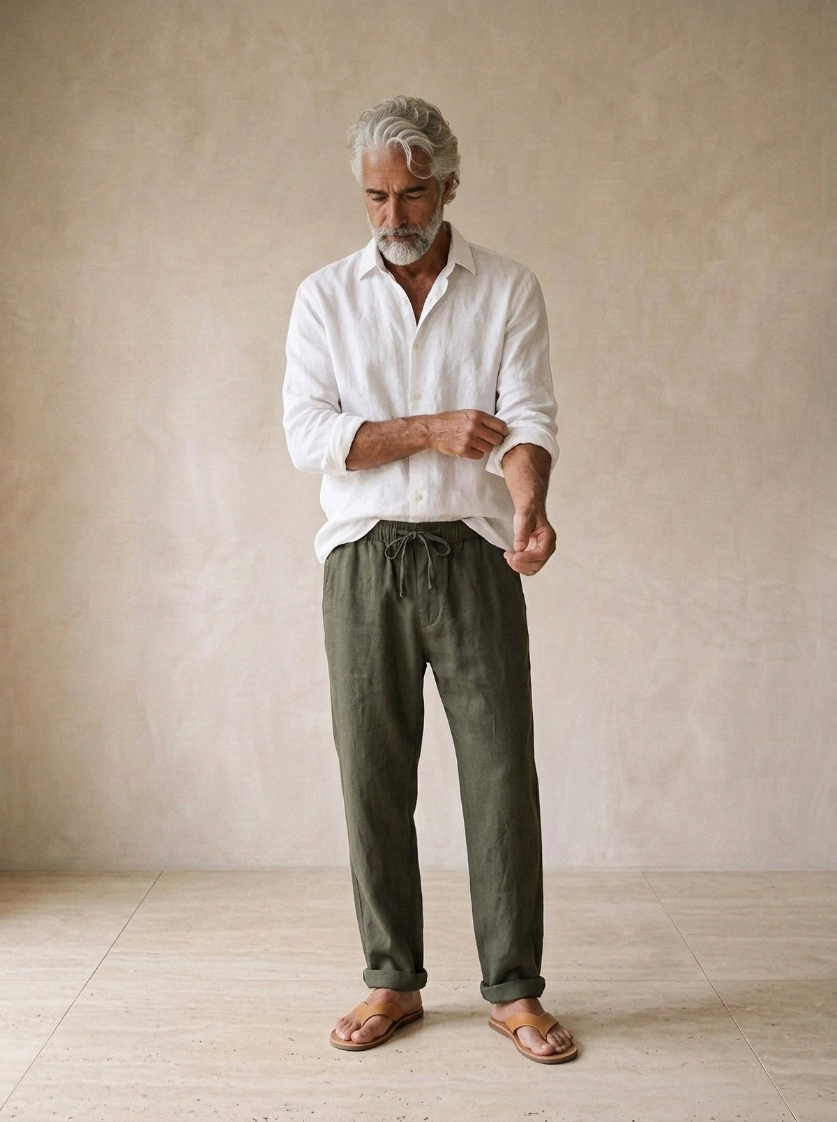 Verde | Calça de linho Viena verde – modelo ajustando a cintura