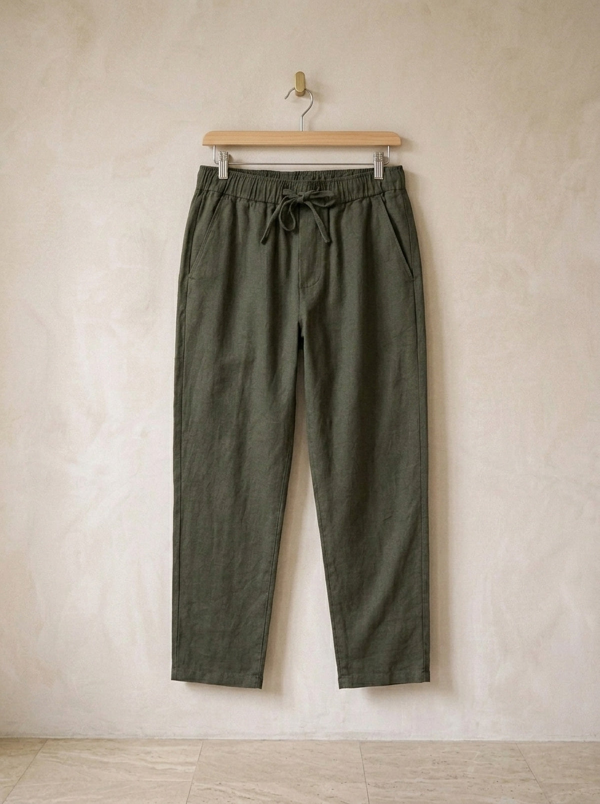 Verde | Calça de linho Viena verde – peça sozinha, no cabide de madeira