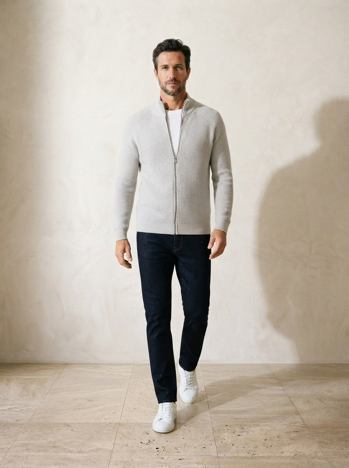 Cinza | Cardigan de tricô Vík cinza – corpo inteiro, modelo caminhando