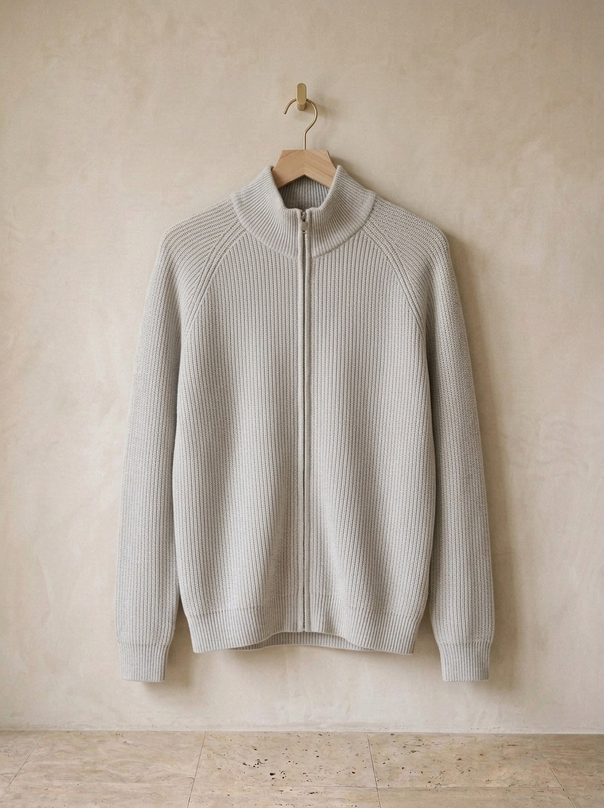 Cinza | Cardigan de tricô Vík cinza – peça sozinha, no cabide de madeira