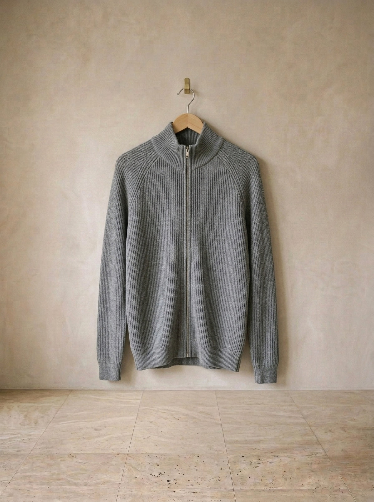 Cinza-escuro | Cardigan de tricô Vík cinza-escuro – peça sozinha, no cabide de madeira