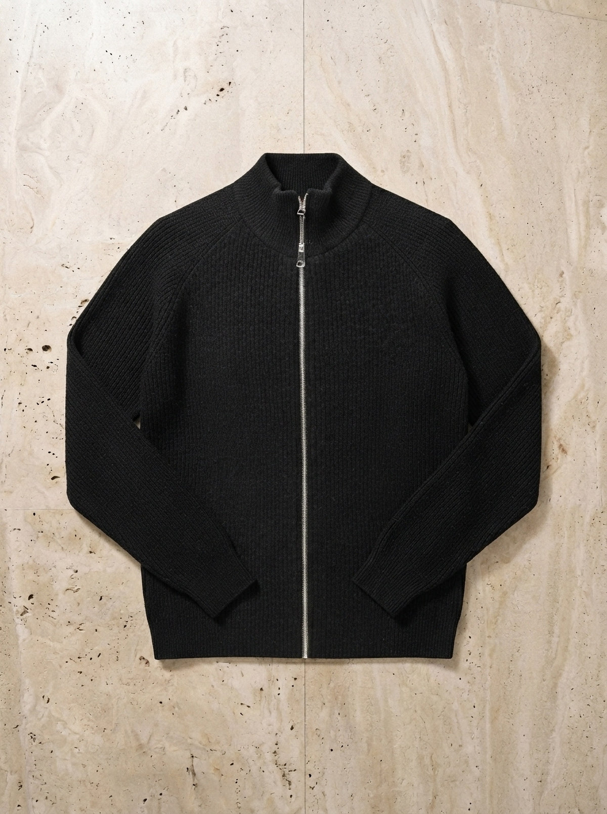 Preto | Cardigan de tricô Vík preto – peça sozinha vista de cima