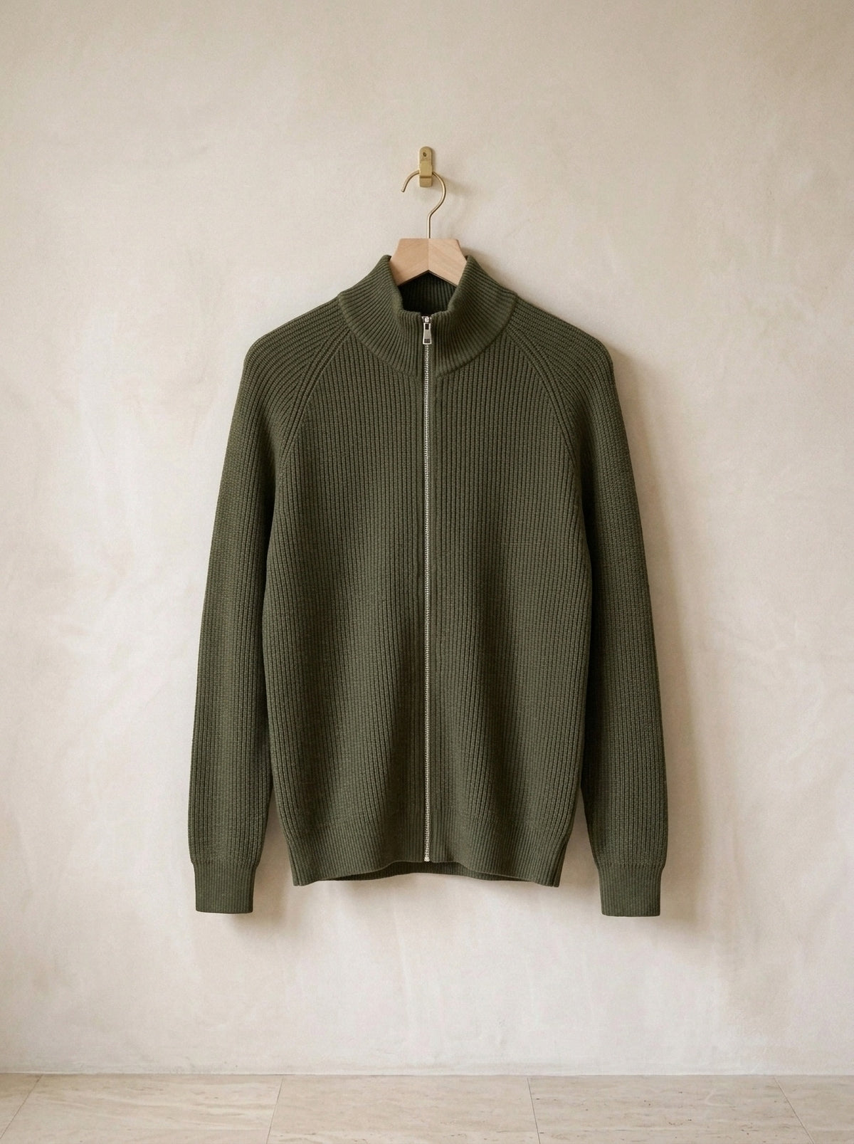 Verde | Cardigan de tricô Vík verde – peça sozinha, no cabide de madeira
