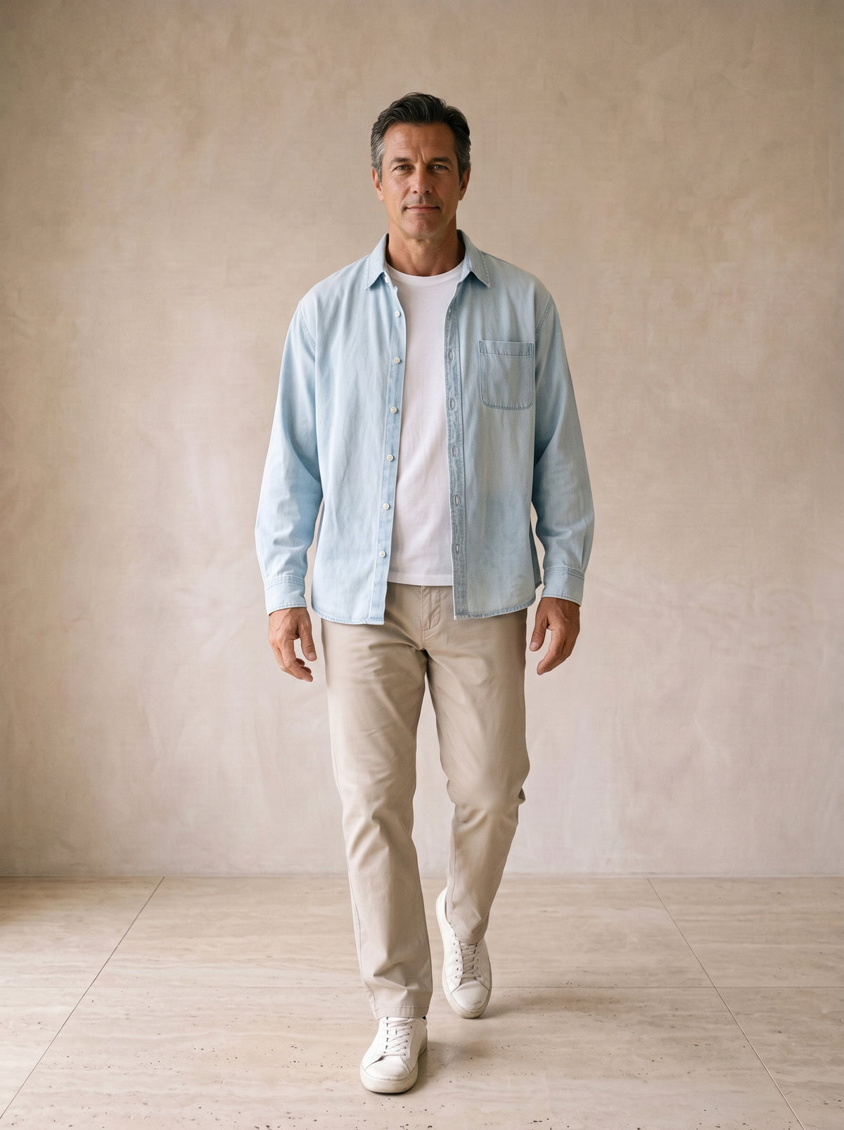 Azul-claro | Camisa lavada manga longa Villefranche azul-claro – corpo inteiro, modelo caminhando