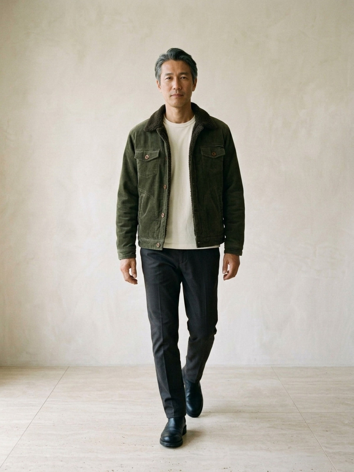 Verde | Jaqueta de algodão e lã Sartong Vilnius verde – corpo inteiro, modelo caminhando