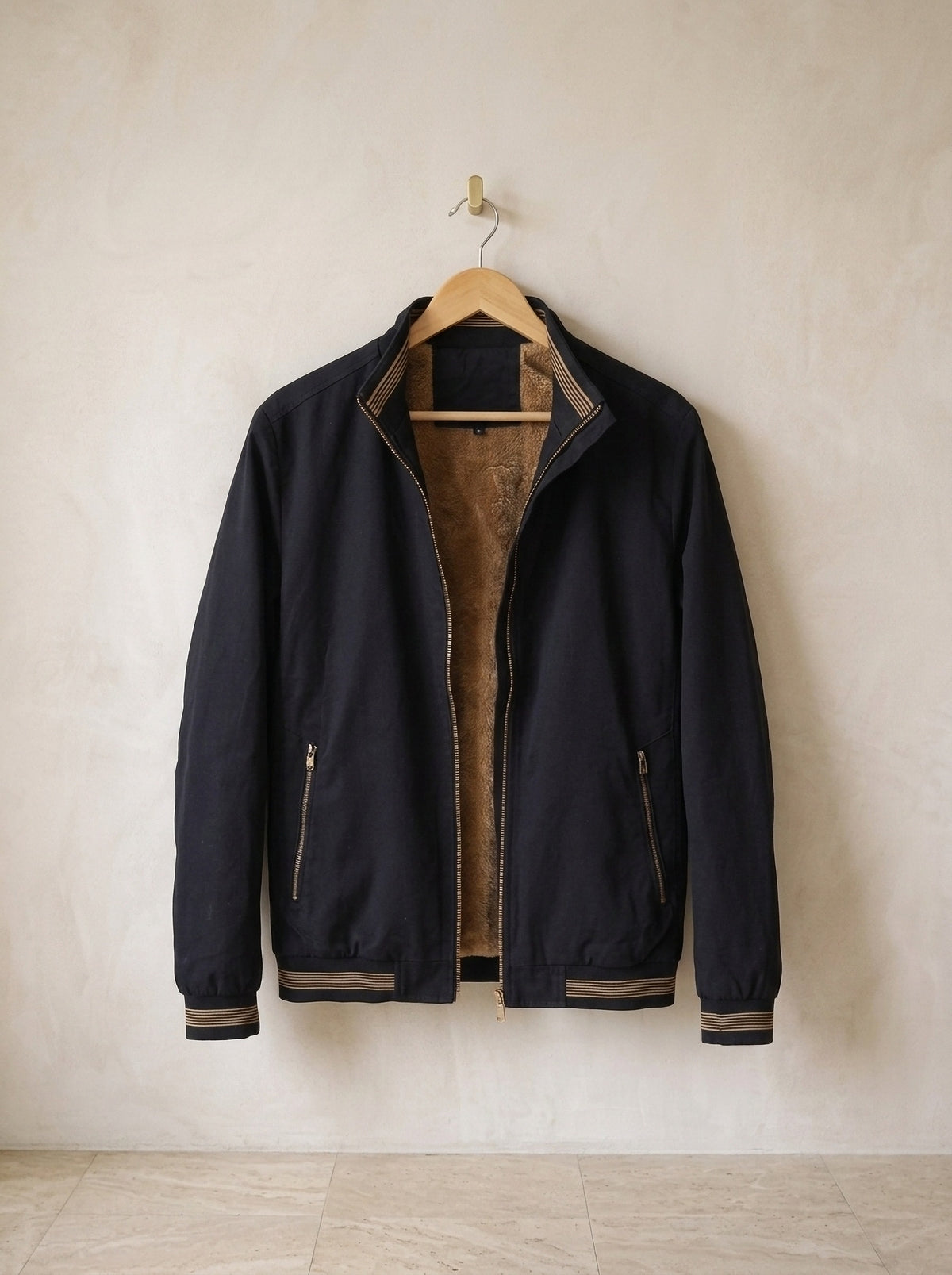 Preto | Jaqueta casual Visby preto – peça sozinha, no cabide de madeira