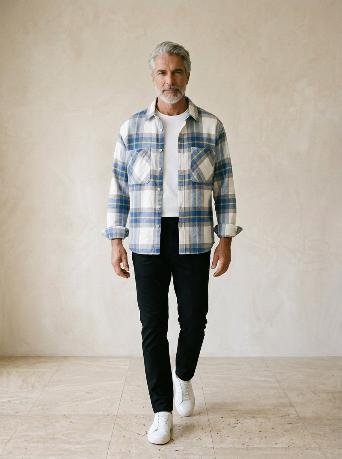 Camisa xadrez azul Viterbo – corpo inteiro, modelo caminhando
