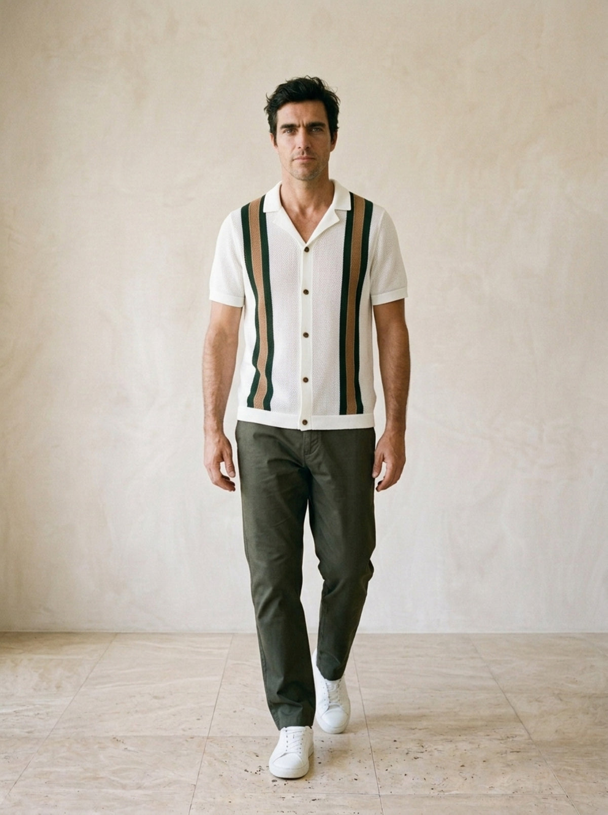 Branco | Camisa de tricô com faixas Volterra branco – corpo inteiro, modelo caminhando