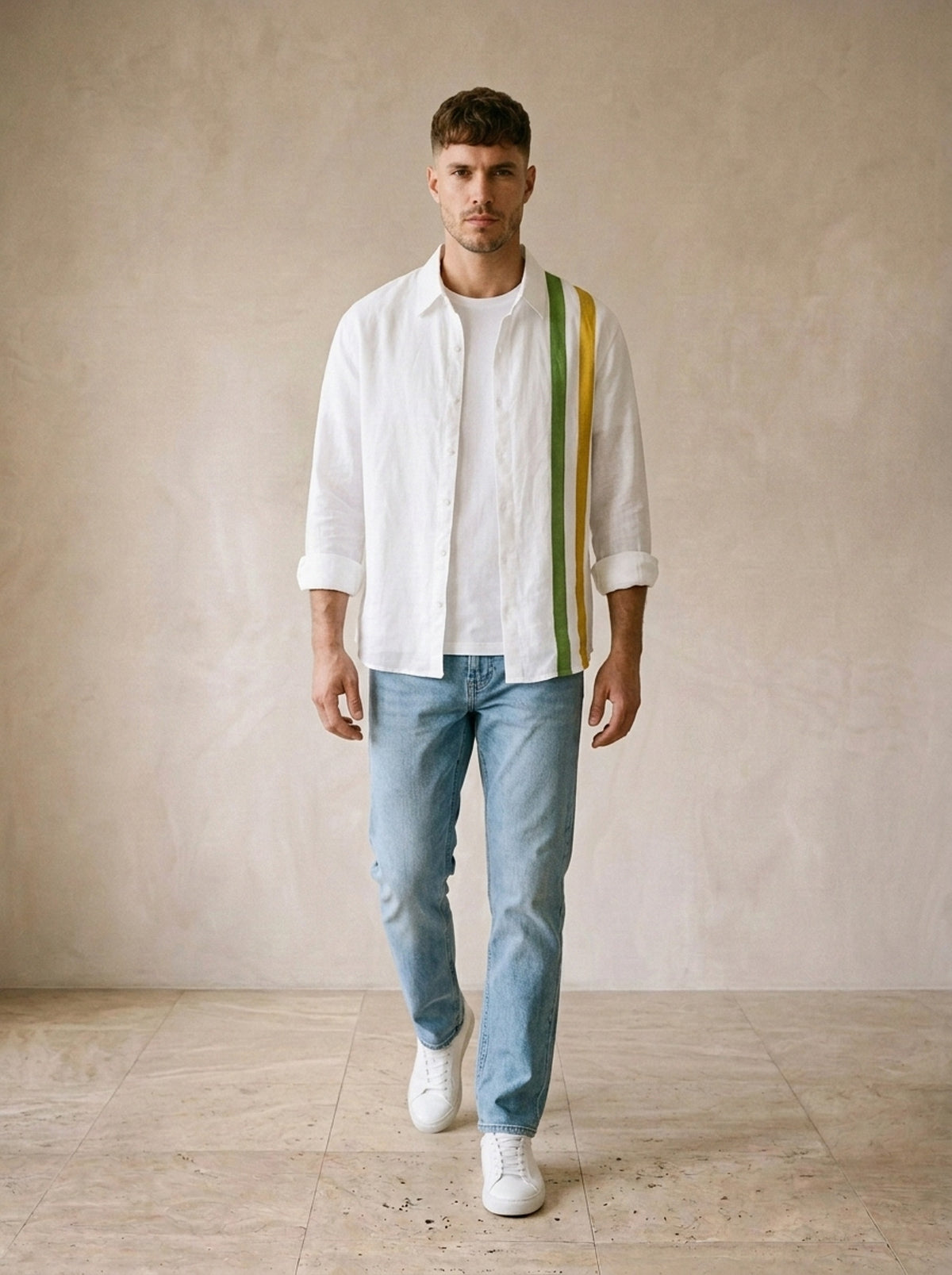 Amarelo | Camisa de linho com listra vertical Waterford amarelo – corpo inteiro, modelo caminhando