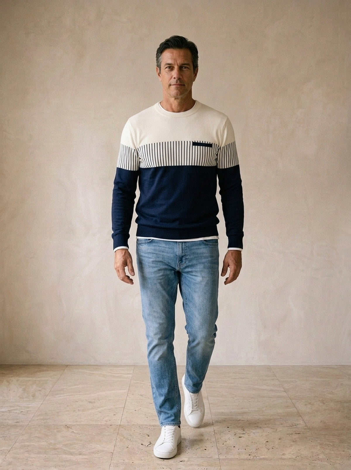 Azul-marinho | Suéter com recorte listrado Wilderswil azul-marinho – corpo inteiro, modelo caminhando