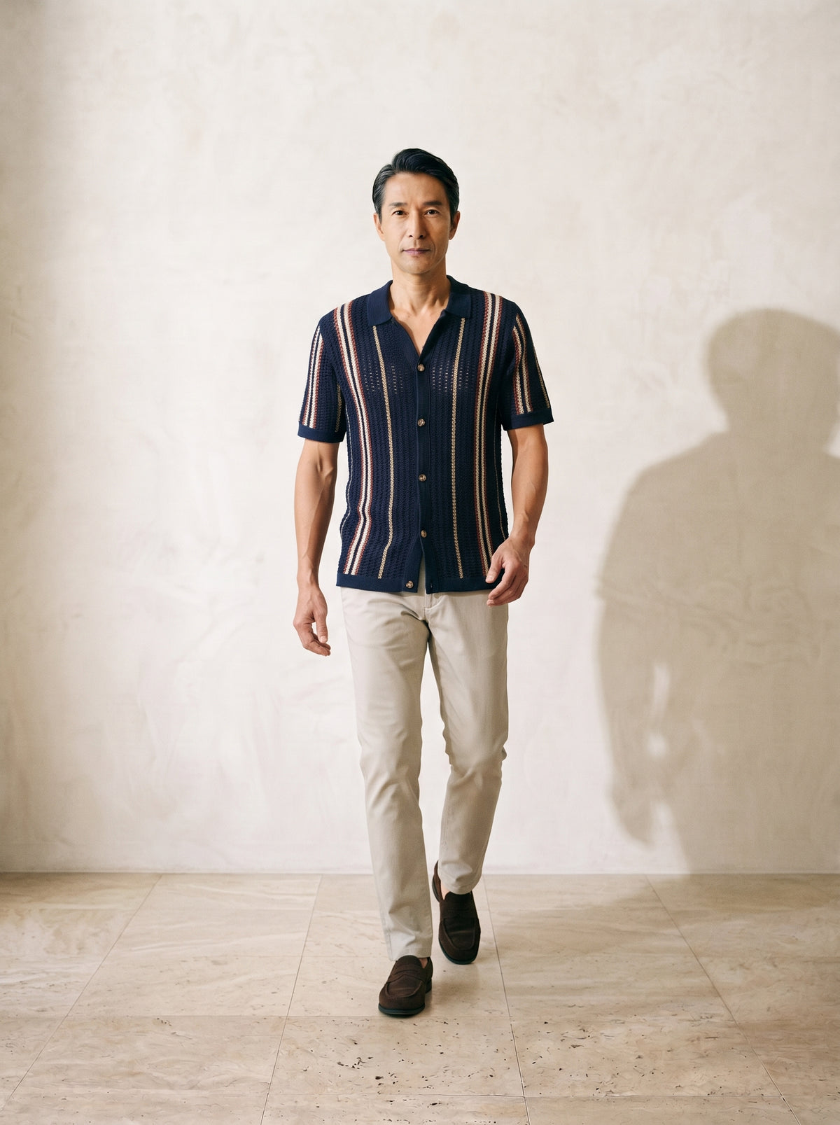 Azul-marinho | Camisa de crochê Wrocław azul-marinho – corpo inteiro, modelo caminhando