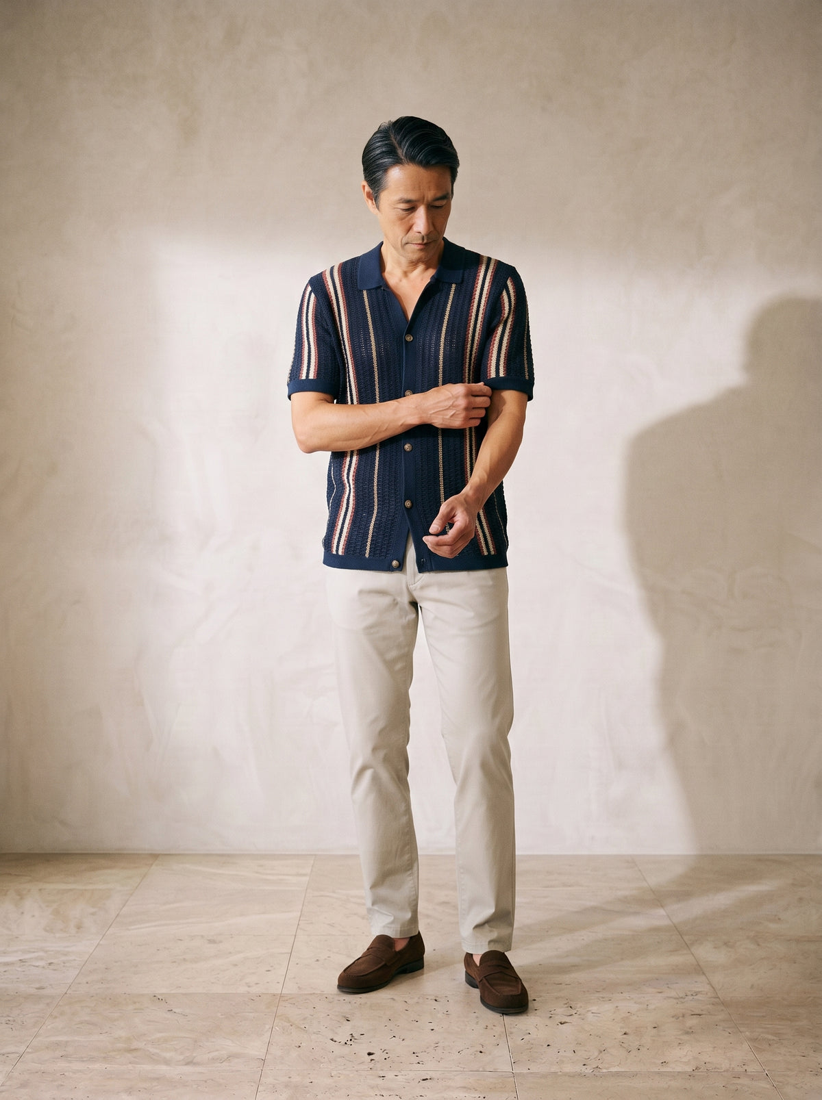 Azul-marinho | Camisa de crochê Wrocław azul-marinho – modelo ajustando a manga