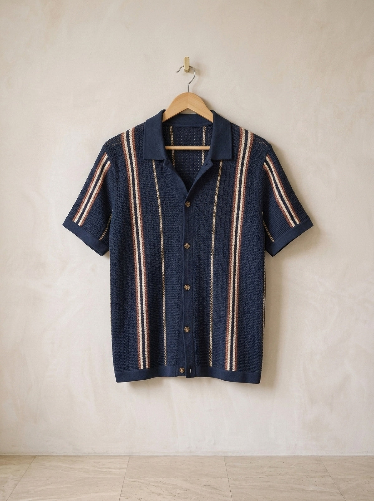 Azul-marinho | Camisa de crochê Wrocław azul-marinho – peça sozinha, no cabide de madeira