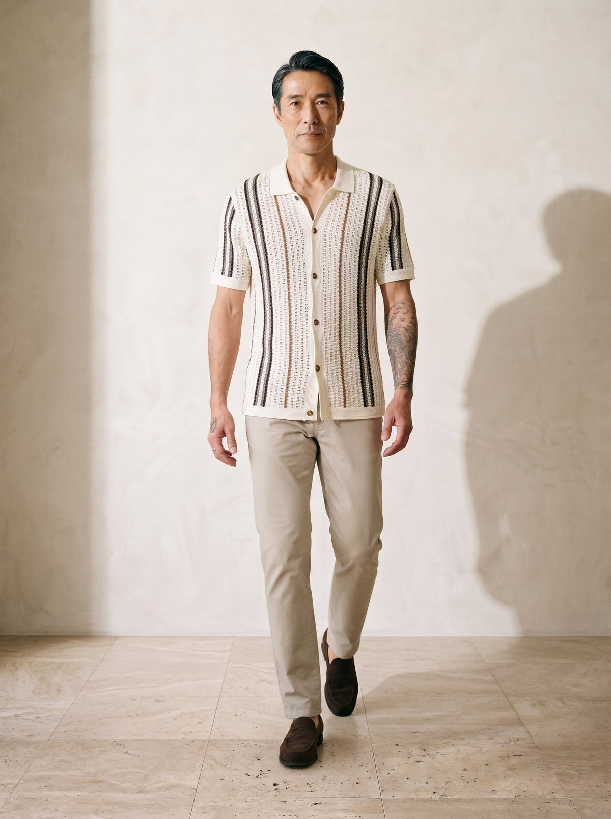 Bege | Camisa de crochê Wrocław bege – corpo inteiro, modelo caminhando