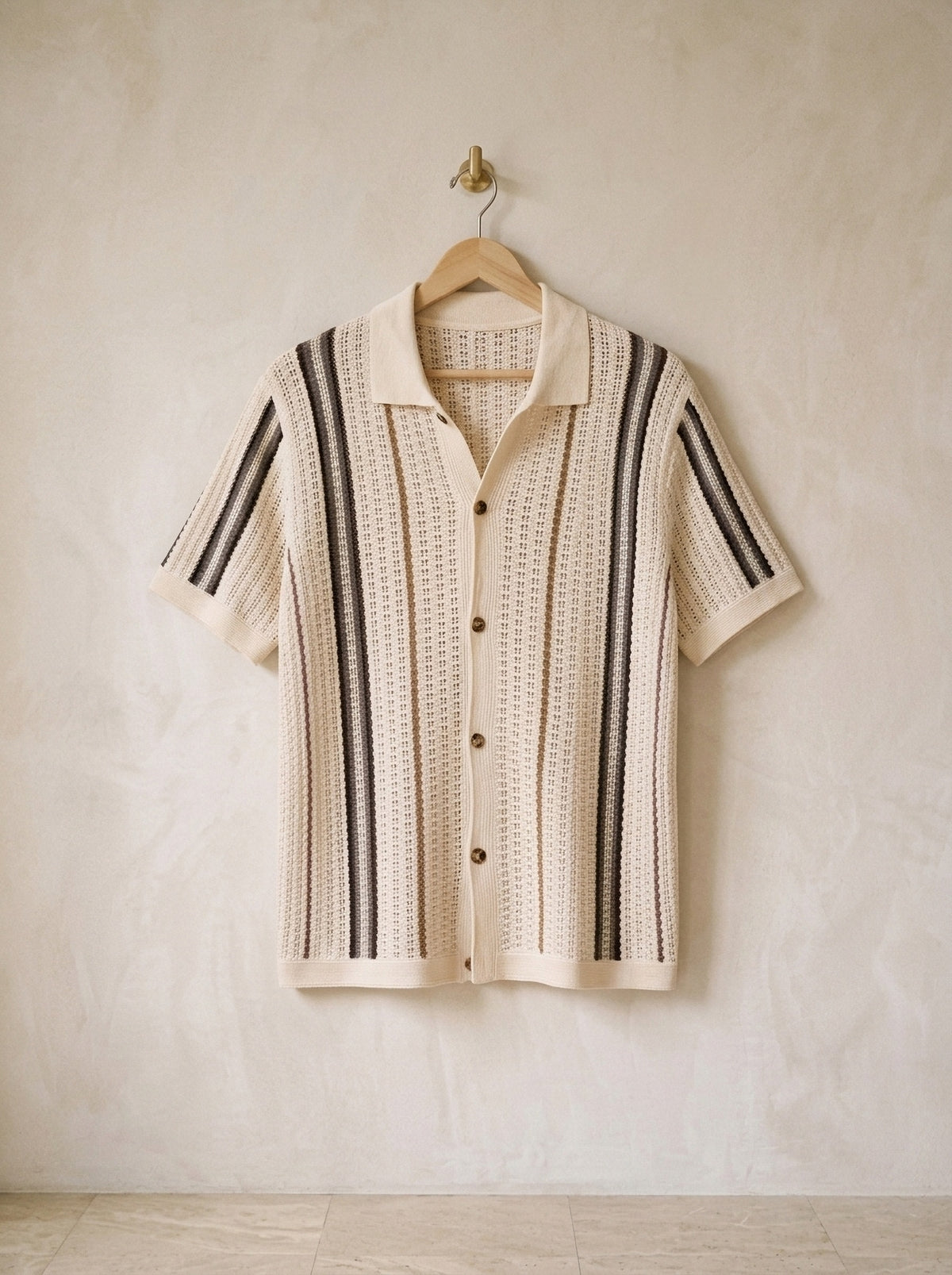 Bege | Camisa de crochê Wrocław bege – peça sozinha, no cabide de madeira