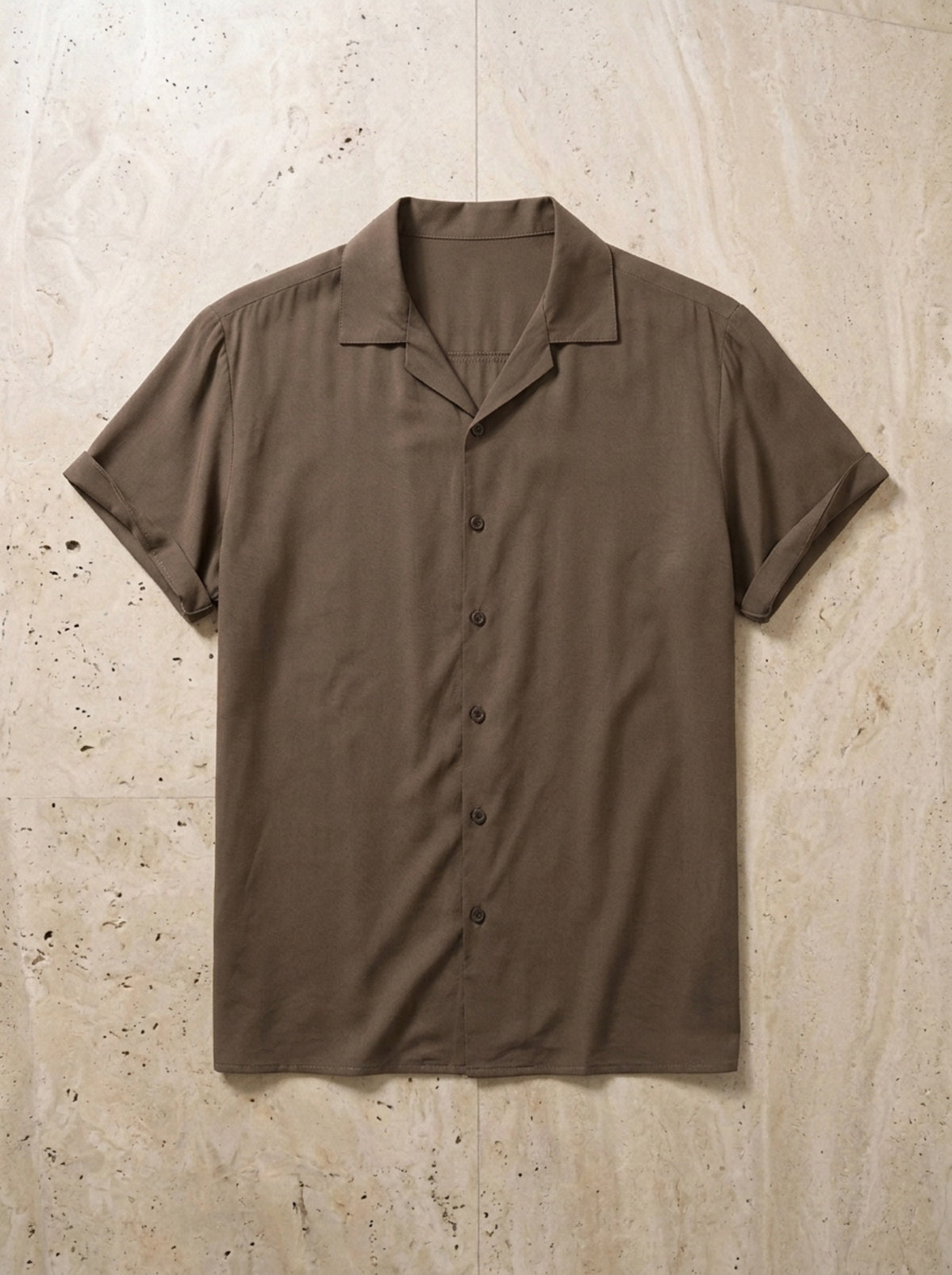 Camisa marrom gola aberta York – peça sozinha vista de cima