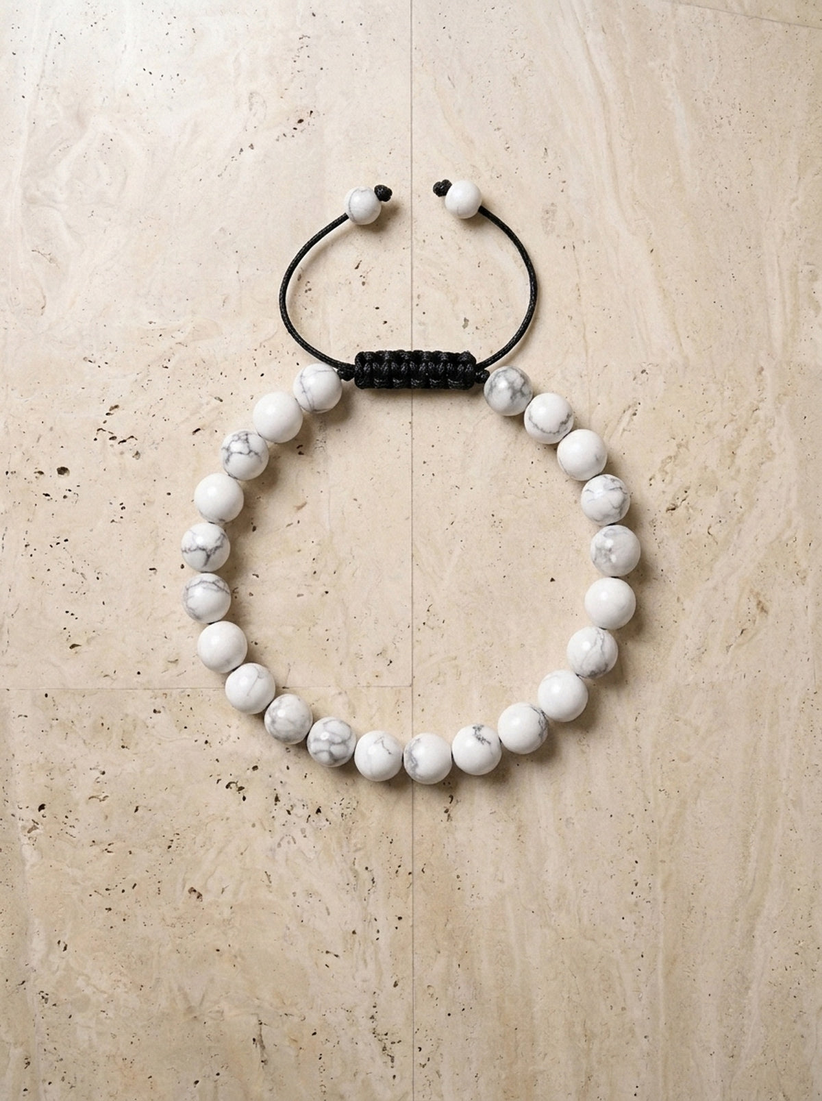 Branco | Pulseira de pedras Žabljak branco – peça sozinha vista de cima