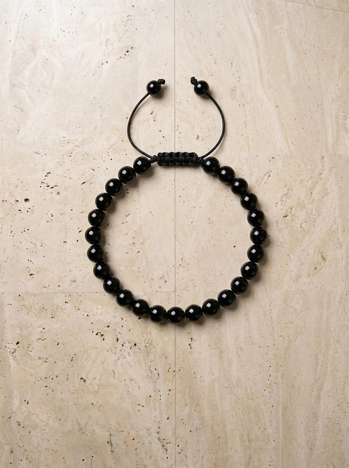 Preto | Pulseira de pedras Žabljak preto – peça sozinha vista de cima
