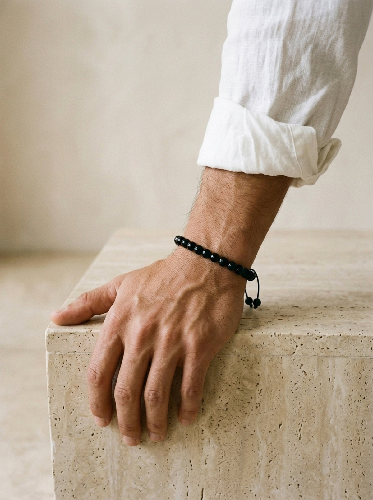 Preto | Pulseira de pedras Žabljak preto – peça no pulso, recorte próximo