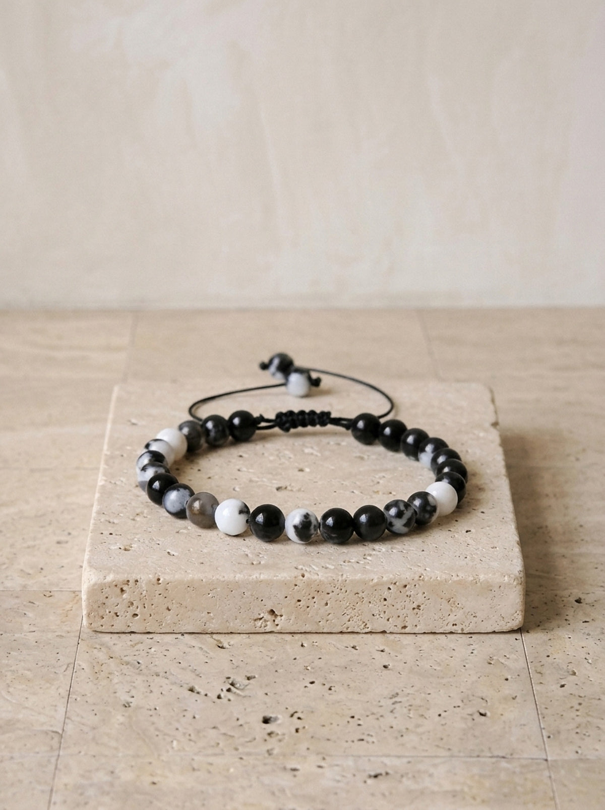 Preto e branco | Pulseira de pedras Žabljak preto e branco – peça sozinha, foto de produto