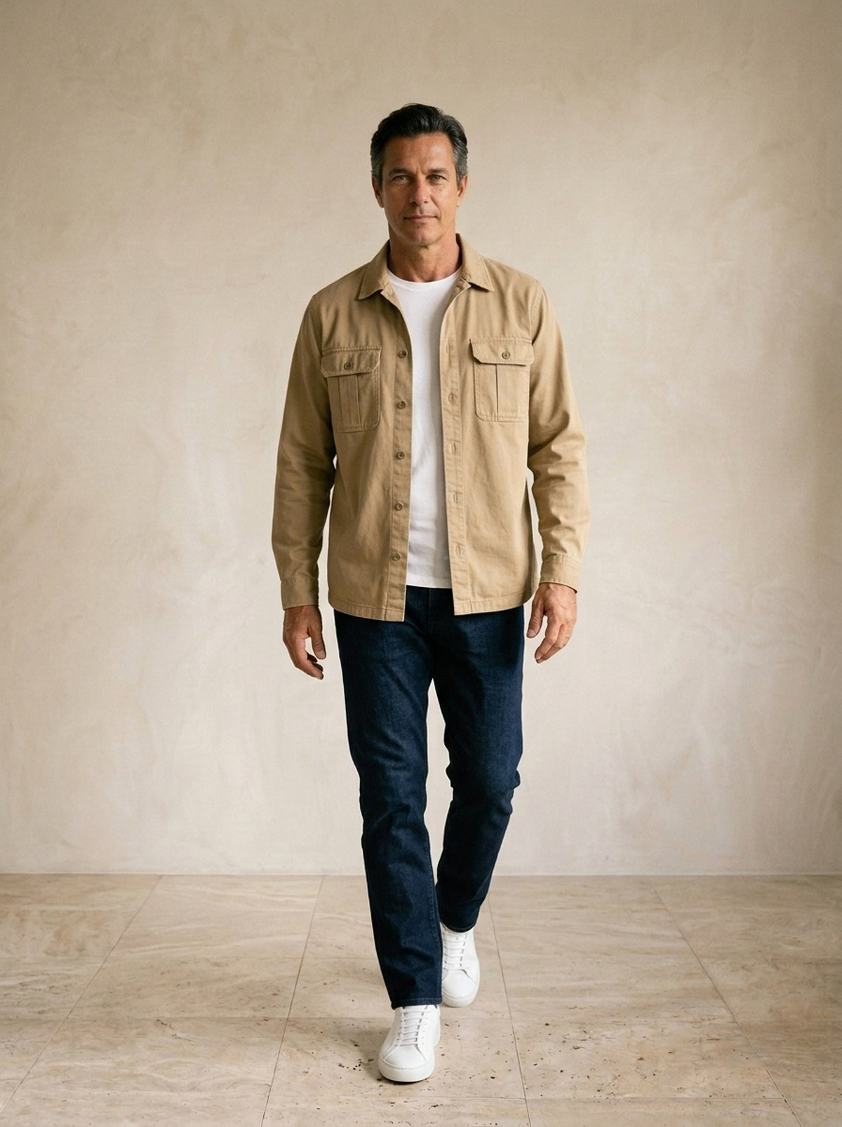 Caqui | Camisa utilitária de sarja Zurique caqui – corpo inteiro, modelo caminhando